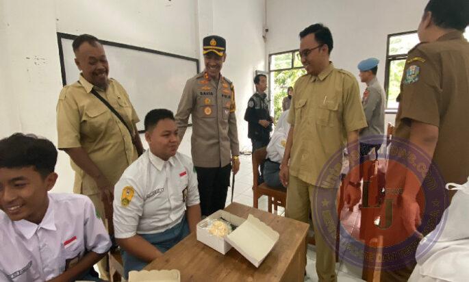 “Si Sumeh” dan “Si Sabar” Polres Pasuruan Kota Kembali Berbagi Makanan Sehat Bergizi Gratis bagi Pelajar