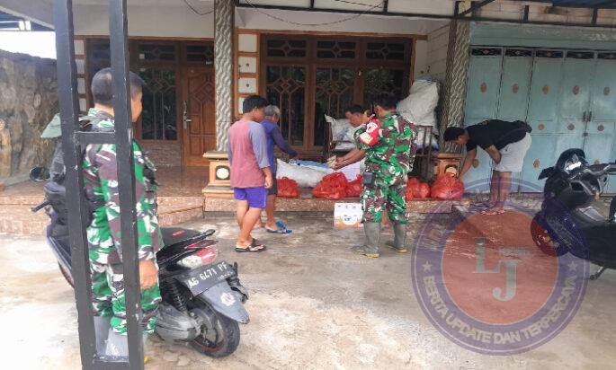 Pasca Banjir, Anggota Kodim Ponorogo Kerja Keras Perbaiki Tanggul dan Bersihkan Rumah Warga