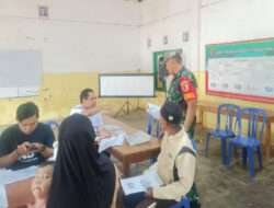 Babinsa Cepoko Dampingi Penyaluran Bantuan Pangan Beras untuk Warga