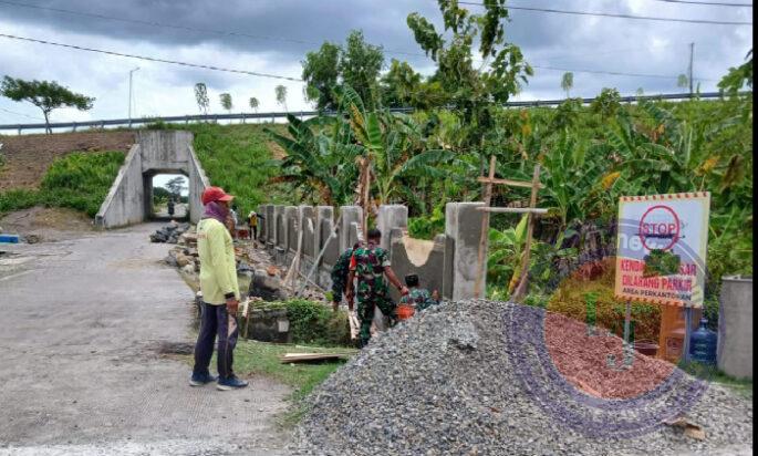 Danramil Bantu Warga Perkuat Solidaritas Melalui Gotong Royong