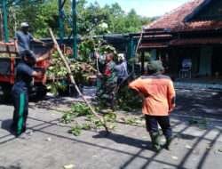 Terjawab..!! Ternyata Begini Cara Babinsa Keprabon dalam Memelihara Kebersihan Lingkungan