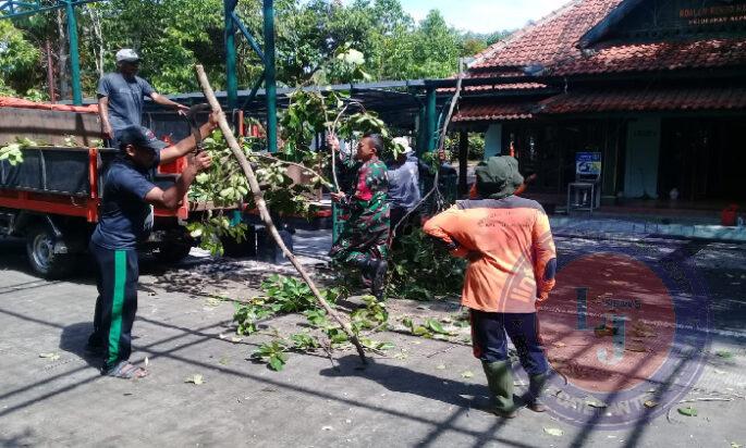 Terjawab..!! Ternyata Begini Cara Babinsa Keprabon dalam Memelihara Kebersihan Lingkungan