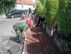 Sambut Perayaan Natal, Babinsa Penumping Bersama Warga Kerja Bakti Bersihkan Gereja