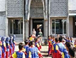 Polisi Kawal Aksi Nyata SD Muda Babat