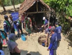 Peran Aktif Babinsa Koramil 0801/03 Arjosari Dampingi Pembuatan MCK