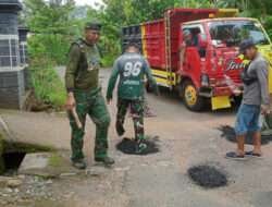 Kolaborasi Hebat! TNI, Pemerintah dan Komunitas Lokal Bersatu Perbaiki Jalan Demi Keselamatan Bersama
