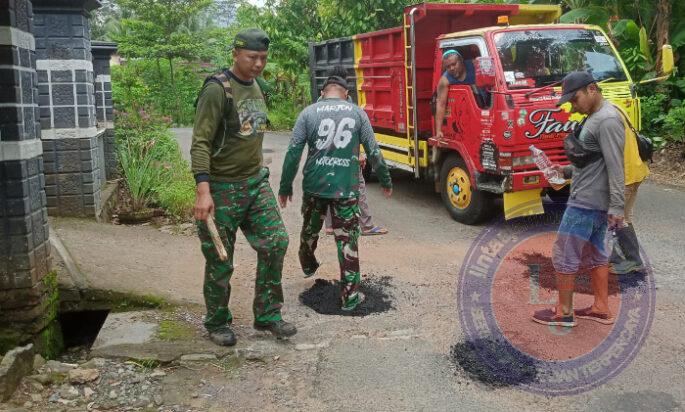 Kolaborasi Hebat! TNI, Pemerintah dan Komunitas Lokal Bersatu Perbaiki Jalan Demi Keselamatan Bersama