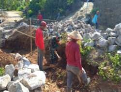 Manunggal dengan Rakyat, Babinsa Koramil Kendal Bantu Warga Bangun Talud