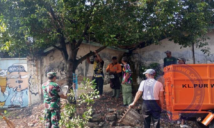 Kerja Bakti Bersama Masyarakat Sebagai Bentuk Peduli Babinsa Purwodiningratan Terhadap Lingkungan