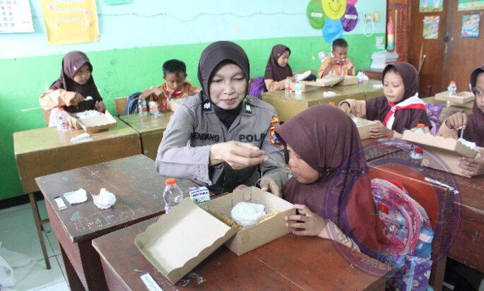 Polres Probolinggo Berbagi Makanan Bergizi Untuk Pelajar Sekolah Dasar