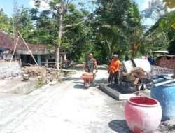 Bersama Warga, Babinsa Gotong Royong Bangun Masjid