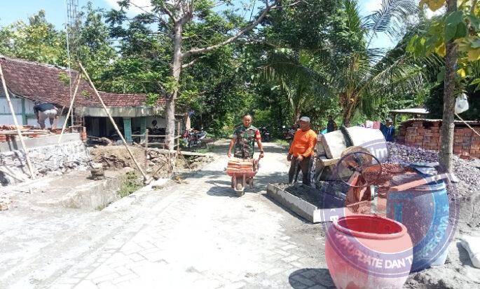 Bersama Warga, Babinsa Gotong Royong Bangun Masjid