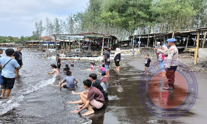 Polres Jember Siagakan Personel di Pantai Saat Ops Lilin Semeru 2024, Antisipasi Bencana Hidrometeorologi