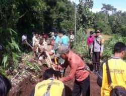 Gercep Polisi bersama TNI dan BPBD Tangani Dampak Banjir dan Tanah longsor di Bondowoso