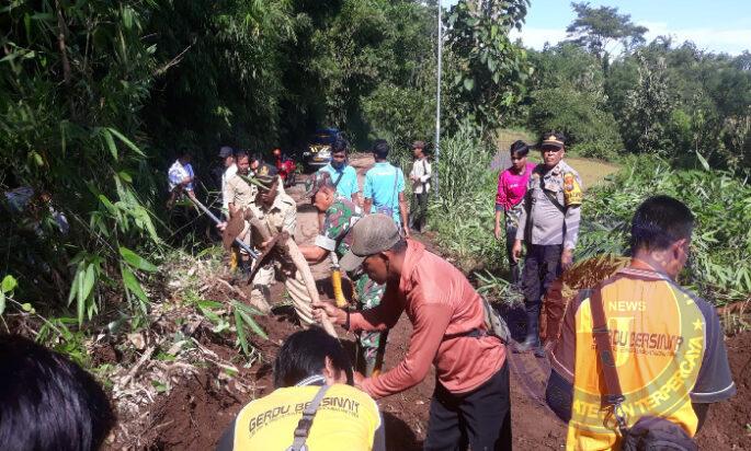 Gercep Polisi bersama TNI dan BPBD Tangani Dampak Banjir dan Tanah longsor di Bondowoso