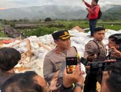 Gerak Cepat Polisi Evakuasi Korban Kecelakaan Bus di Tol Pandaan-Malang