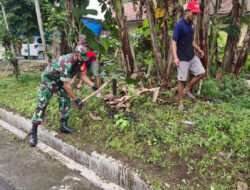 Bersih Bersih Lingkungan, Babinsa Kodim Ponorogo Ikut Angkat Lumpur Dalam Got