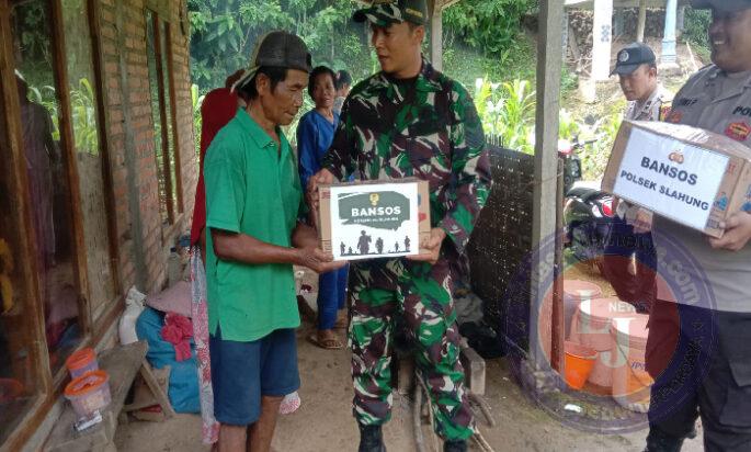 Rumah Warga Kebakaran, Koramil 10 Slahung Berempati Berikan Bantuan Sosial