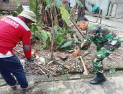 Cegah Banjir dan Luapan Air Saat Hujan Tiba, Babinsa Pajang Bersama Masyarakat Kerja Bhakti Bersihkan Selokan