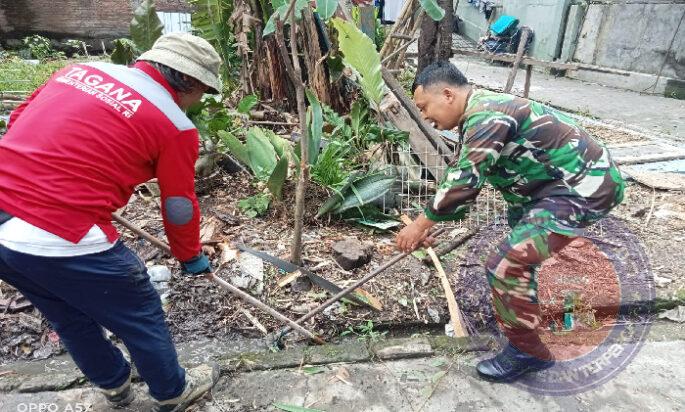 Cegah Banjir dan Luapan Air Saat Hujan Tiba, Babinsa Pajang Bersama Masyarakat Kerja Bhakti Bersihkan Selokan