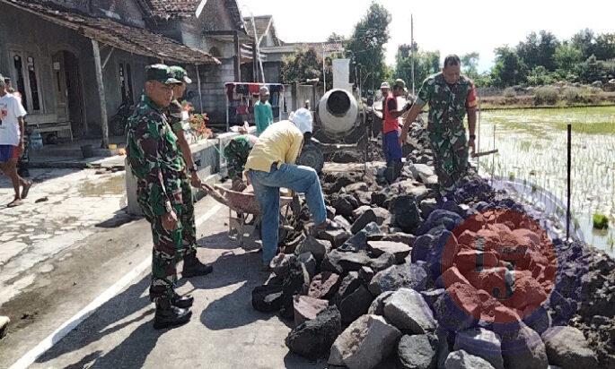 Gotong Royong Bangun Gorong-Gorong Wujud Kepedulian Babinsa dengan Rakyat