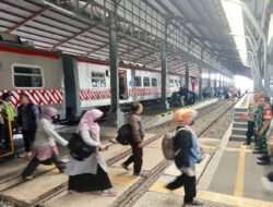 Tingkatkan Keamanan Obyek Vital, Babinsa Purwosari Laksanakan Pengamanan di Stasiun