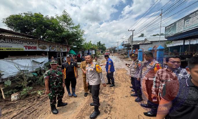 Kolaborasi Polres Kediri Kota Bersama TNI dan Pemkab Tangani Banjir di Desa Tiron