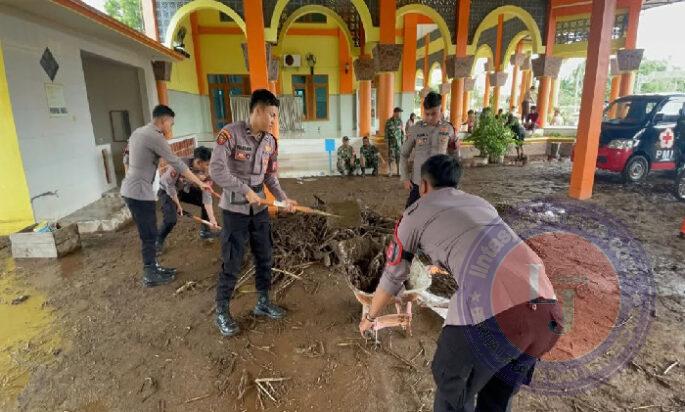 Sinergitas Polisi Bersama TNI dan Warga Bersihkan Lumpur Pasca Banjir di Situbondo