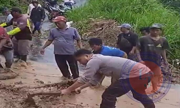 Kolaborasi Polisi Bersama Tiga Pilar dan Warga Tangani Banjir dan Longsor di Jember