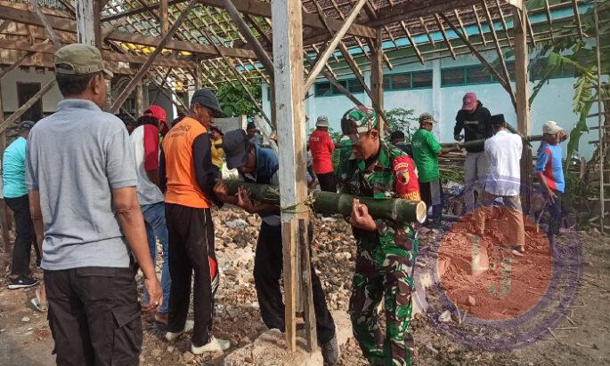 Atasi Kesulitan Masyarakat, Sertu Budi Bantu Warganya Bangun Rumah