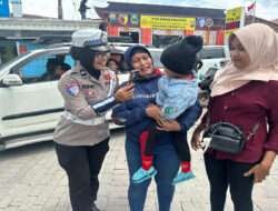 Operasi Lilin Semeru, Polres Magetan Gelar Patroli dan Berbagi Coklat di Lokasi Wisata Sarangan