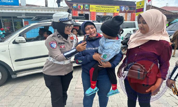 Operasi Lilin Semeru, Polres Magetan Gelar Patroli dan Berbagi Coklat di Lokasi Wisata Sarangan