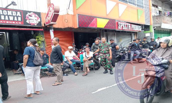 Merasa Kehilangan Mitra Kerja, Babinsa Jayengan Takziah ke Rumah Duka