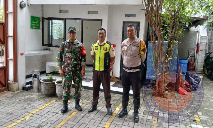 Upaya Tingkatkan Kenyamanan Lingkungan Kerja, Babinsa Kratonan Sambangi Security