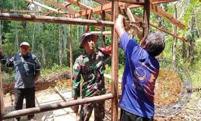 Selalu Ada Bersama Rakyat, Babinsa Koramil 0801/11 Donorojo Bantu Renovasi Rumah Warga