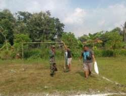 Babinsa Kodim Ponorogo Ikut Kerja Bakti Perbaikan Lapangan Bola Buat Anak Anak