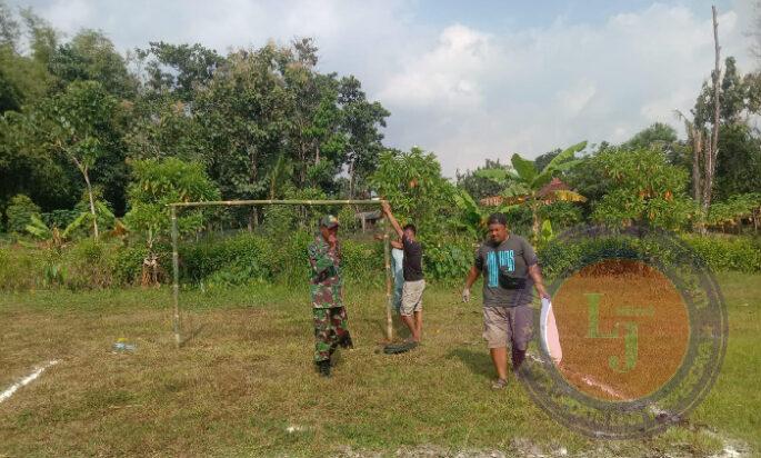 Babinsa Kodim Ponorogo Ikut Kerja Bakti Perbaikan Lapangan Bola Buat Anak Anak