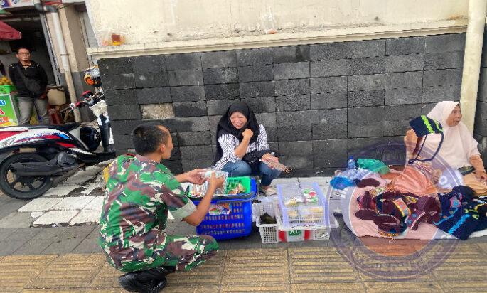 Sembari Berpatroli, Babinsa Sudiroprajan Berikan Motivasi Kepada Pedagang di Pasar Gede Solo