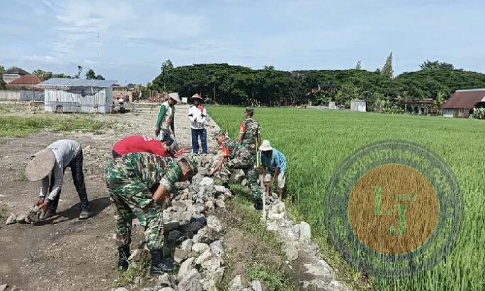 Demi Memperlancar Jalan Petani Menuju Sawah, Babinsa Bangun Talud