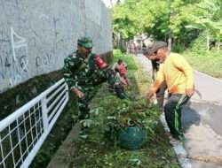 Cegah Banjir, Babinsa Pucangsawit Gotong Royong Bersama Warga Bersihkan Selokan