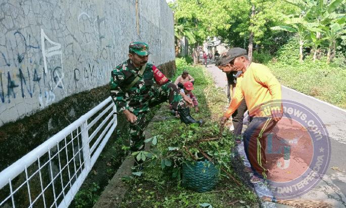 Cegah Banjir, Babinsa Pucangsawit Gotong Royong Bersama Warga Bersihkan Selokan