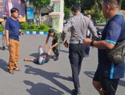 Sigap, Anggota Pam Nataru di Ponorogo Tolong Warga Kecelakaan