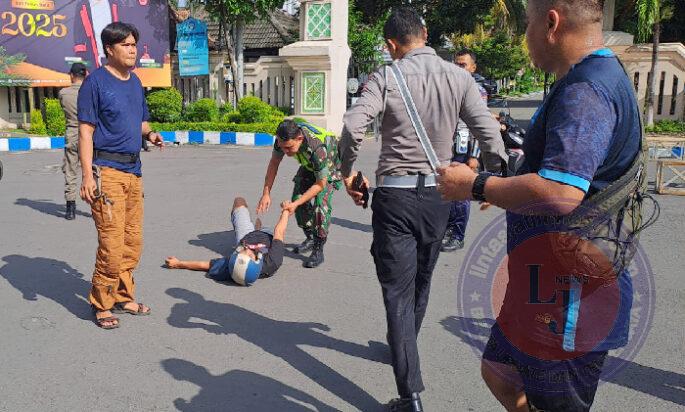 Sigap, Anggota Pam Nataru di Ponorogo Tolong Warga Kecelakaan