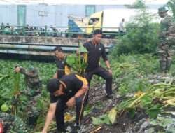 Cegah Banjir Polisi bersama TNI Bersihkan Sampah dan Enceng Gondok di Sungai Gebang Sidoarjo