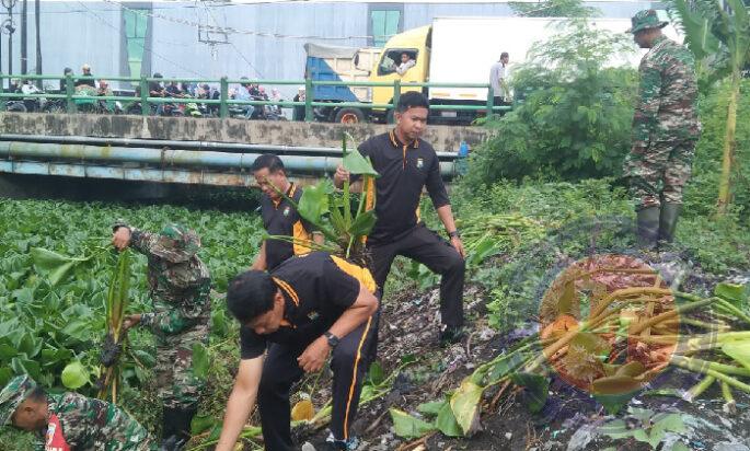 Cegah Banjir Polisi bersama TNI Bersihkan Sampah dan Enceng Gondok di Sungai Gebang Sidoarjo