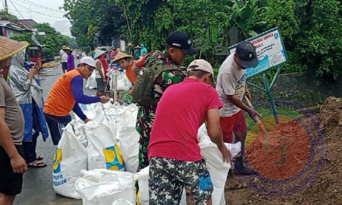 Babinsa dan Warga Bersatu Perbaiki Talud Sungai Cangkring: Jaga Desa Tetap Aman