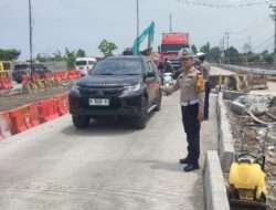 Antisipasi Arus Balik Polres Probolinggo Buka Satu Arah Tol Fungsional Probowangi Segmen Kraksaan-Gending
