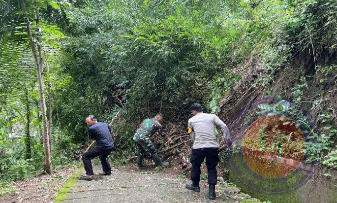 Bentuk Kepedulian, Babinsa Koramil 0801/01 Pacitan Bersihkan Material Longsor