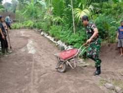 Dukung Pembangunan di Wilayah, Babinsa Jogorogo Bantu Warga Pasang Pavingblock