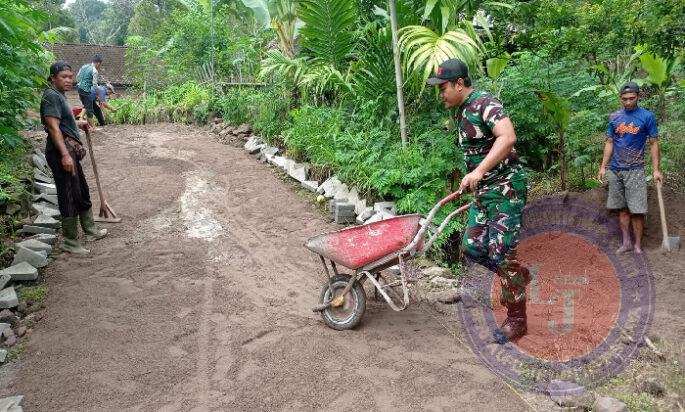 Dukung Pembangunan di Wilayah, Babinsa Jogorogo Bantu Warga Pasang Pavingblock